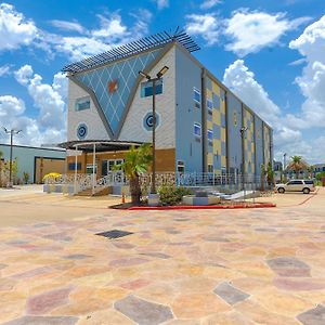 La Vyoma Villas, Westpark Hwy 6
